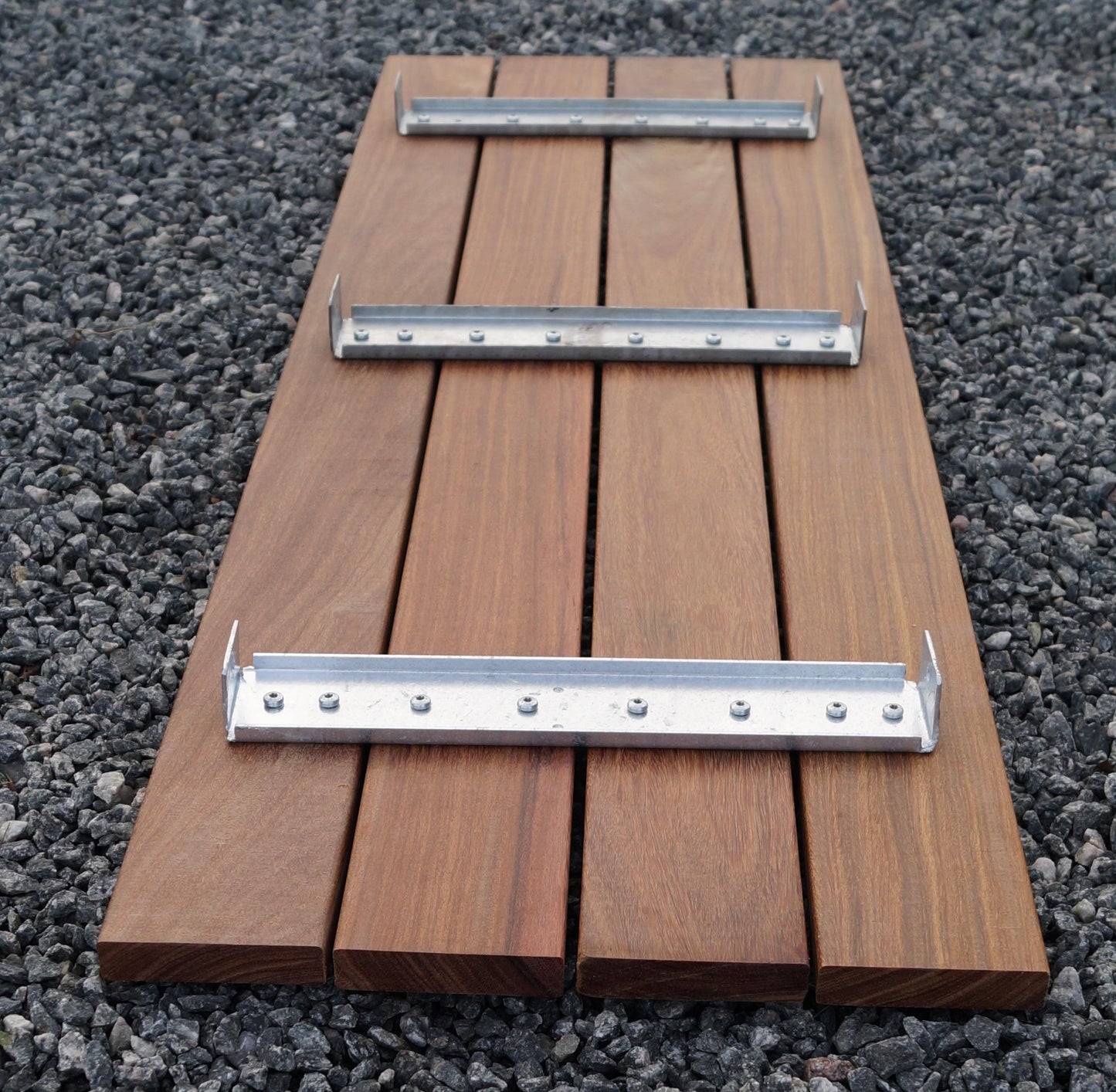 Gabionenbank mit Cumaru-Holz, 105 x 50 x 30 cm (L x H x T), galvanisch verzinkt, MW 5 x 5 cm, mit Spiralverschluss