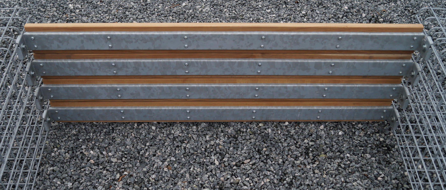 Gabionenbank mit 3 Spiralgabionen aus Cumaru-Holz, 205 cm Länge x 60 cm Höhe x 37 cm Tiefe, galvanisch verzinkt, MW 5 x 5 cm