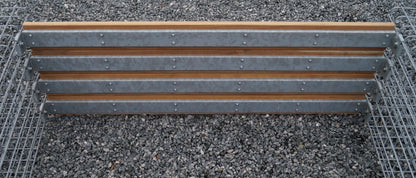 Gabionenbank mit 3 Spiralgabionen aus Cumaru-Holz, 205 cm Länge x 60 cm Höhe x 37 cm Tiefe, galvanisch verzinkt, MW 5 x 5 cm