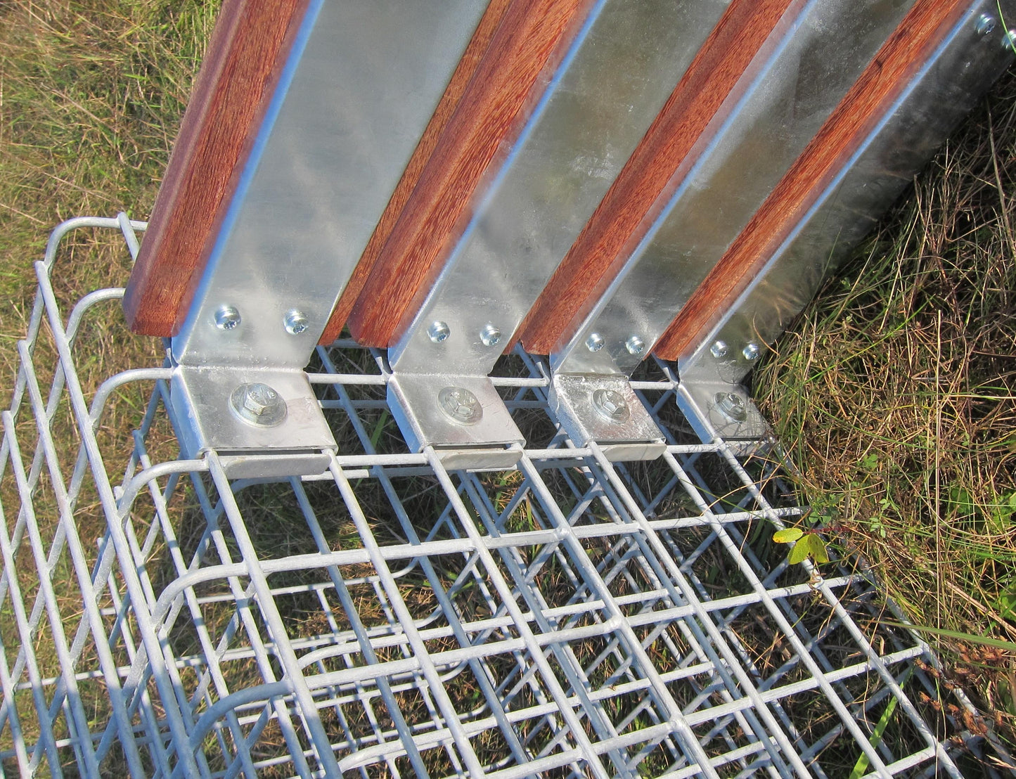 Gabionenbank mit 3 Blumensäulen - Cumaru-Holz, 205 cm Länge x 60 cm Höhe x 37 cm Tiefe, feuerverzinkt, MW 5 x 5 cm